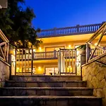 Luxury Beachfront Margarita With Private Beach, Pool & Jacuzzi In Zakynthos Vila *